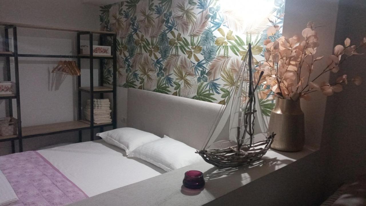 Areti Rooms Hotel Himare Exteriör bild