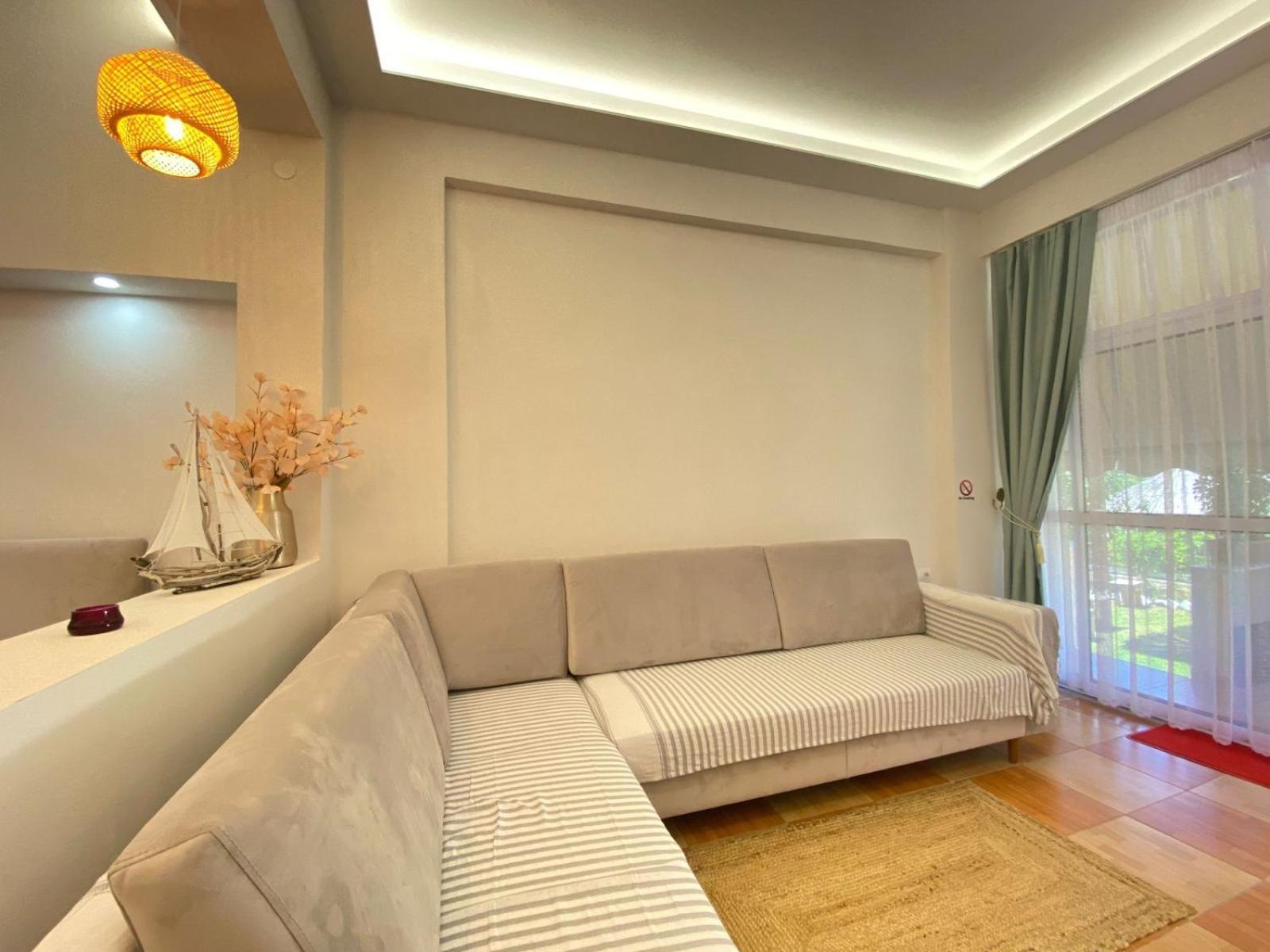 Areti Rooms Hotel Himare Exteriör bild