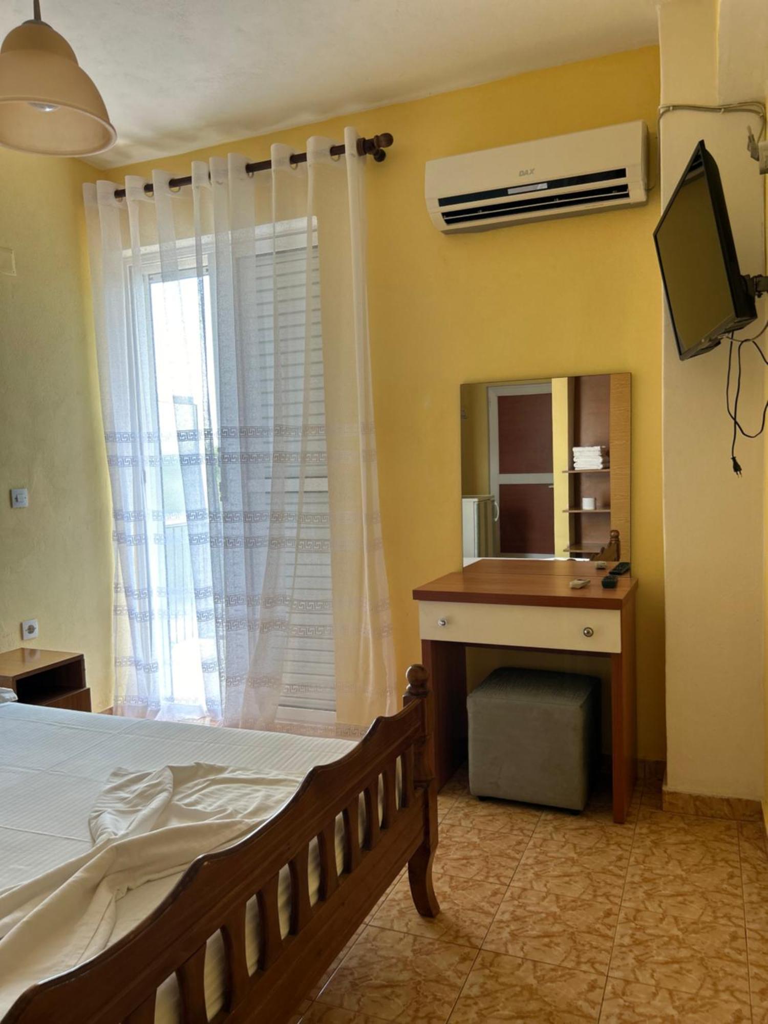 Areti Rooms Hotel Himare Exteriör bild
