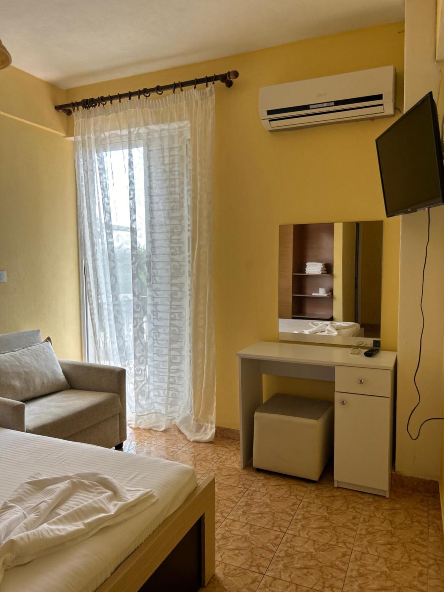 Areti Rooms Hotel Himare Exteriör bild