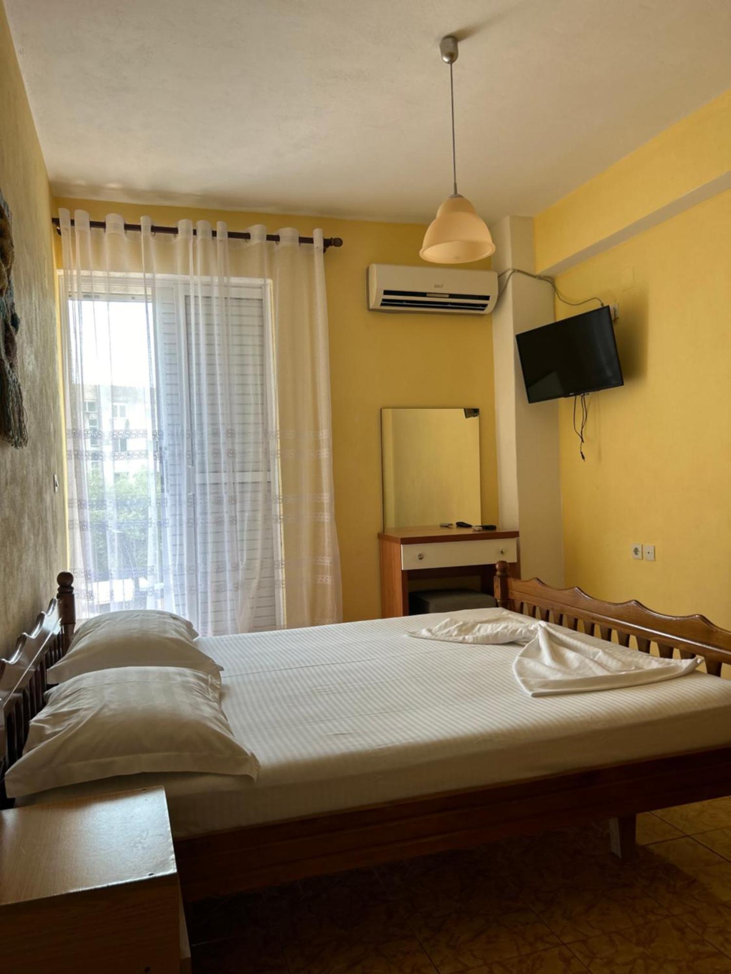 Areti Rooms Hotel Himare Exteriör bild
