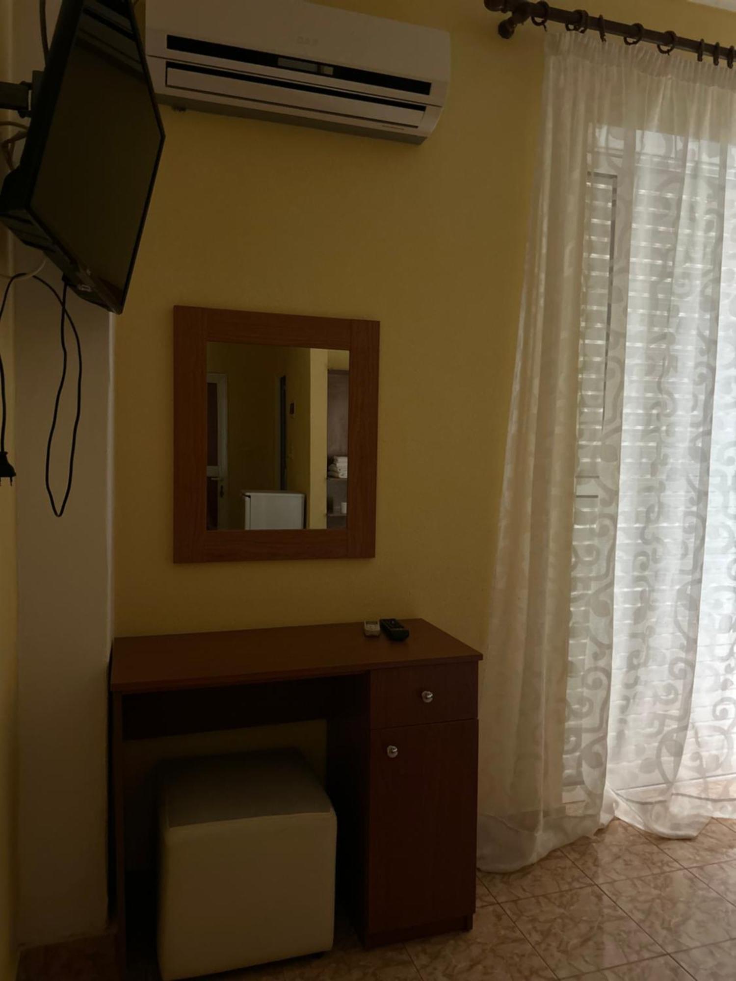 Areti Rooms Hotel Himare Exteriör bild