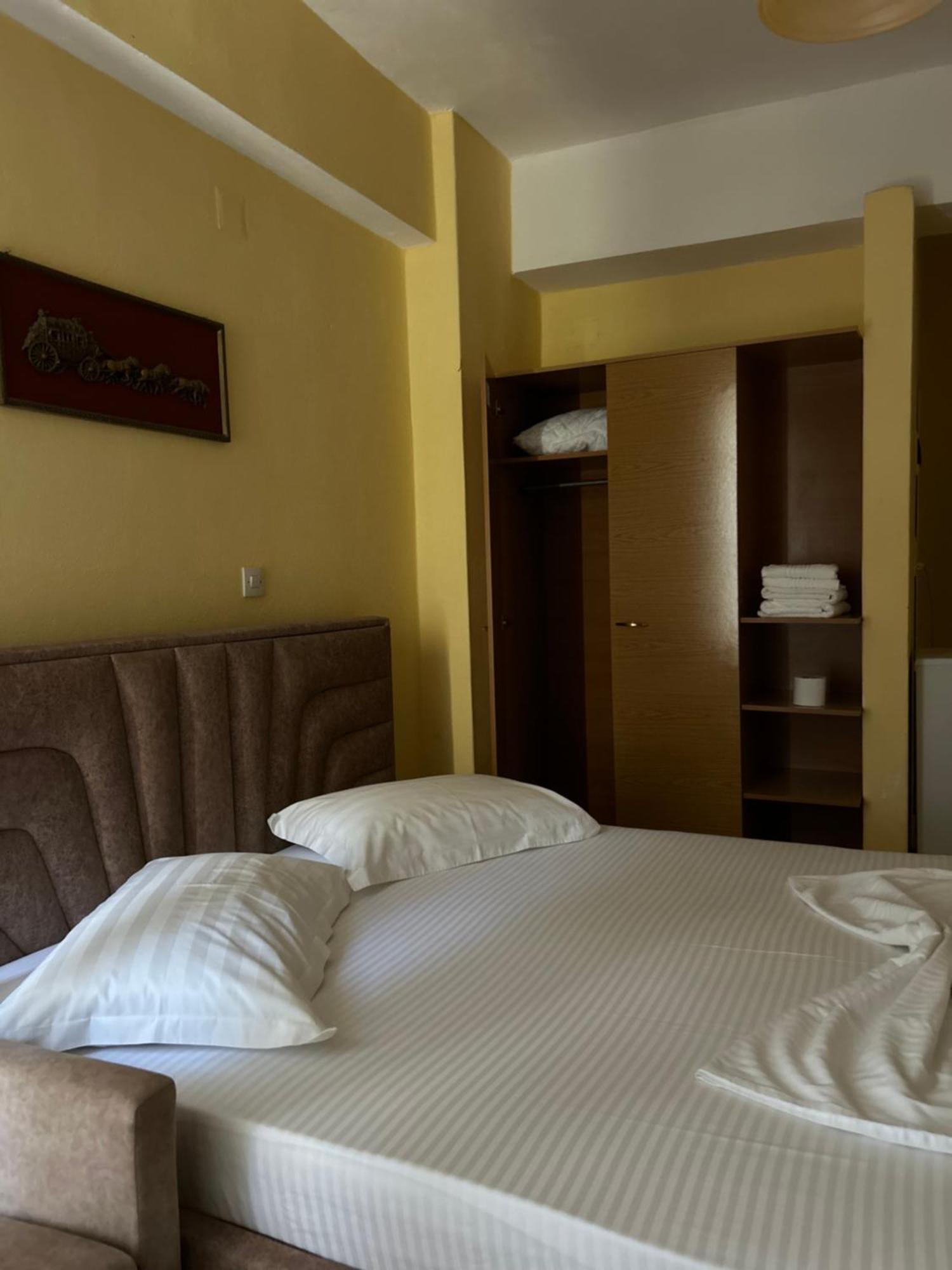 Areti Rooms Hotel Himare Exteriör bild