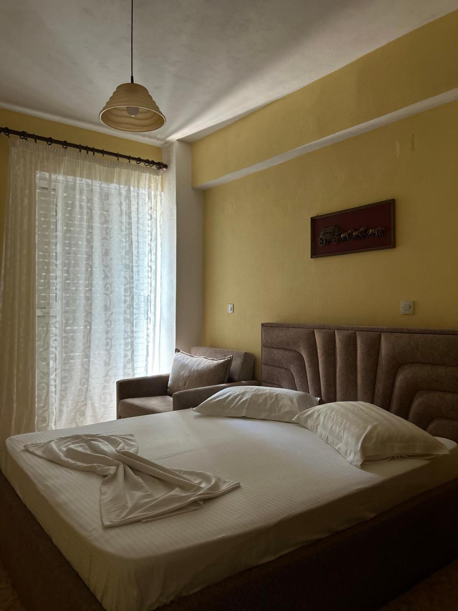 Areti Rooms Hotel Himare Exteriör bild